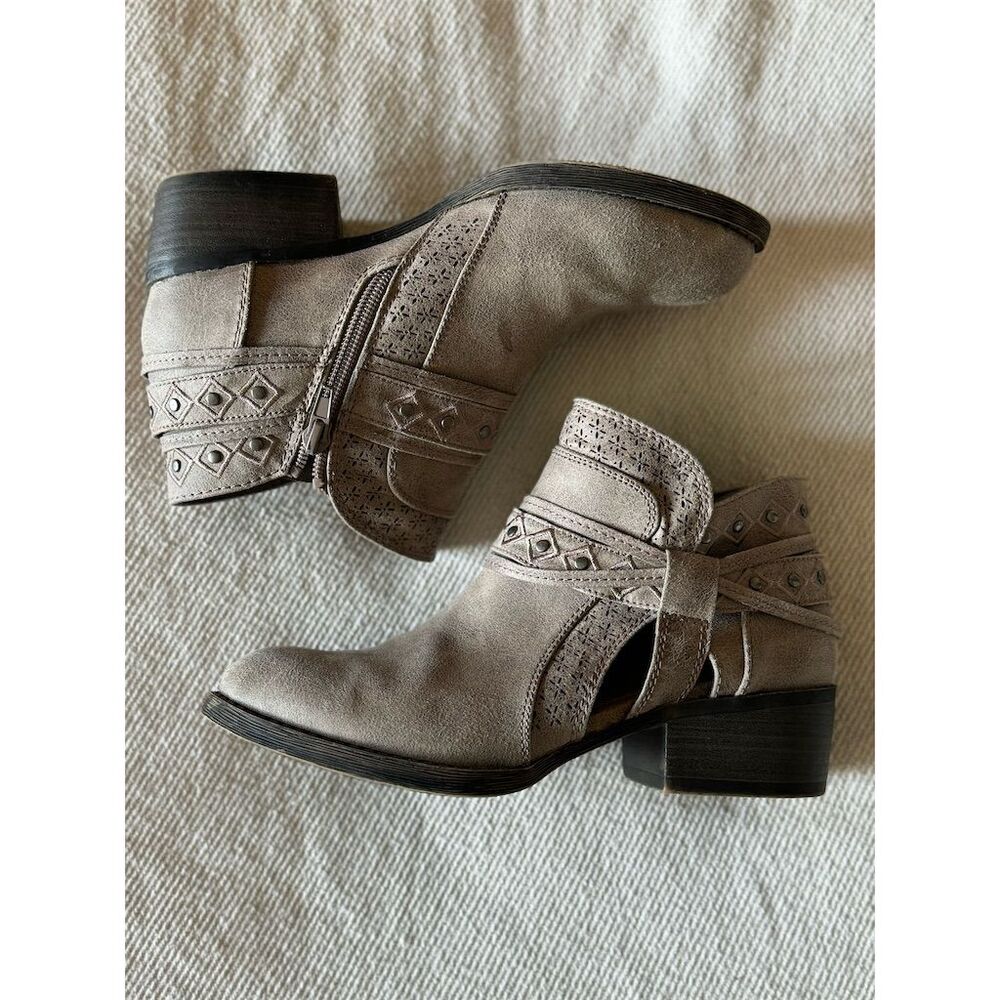 Sugar Women's Taupe Ankle Booties Size 6M Zip Up Studded‎ Cut-Out